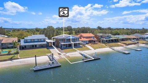 Moondance 1 - Sunshine Coast Guide 3