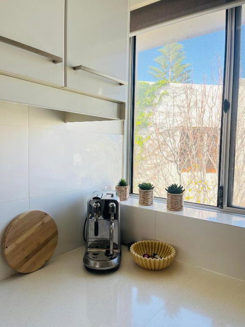 Ocean Eye - Sunshine Coast Guide 1