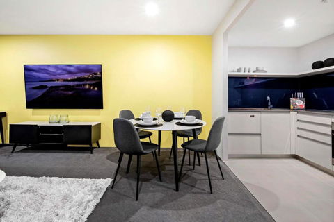 OCEAN VIEW - One Bedroom Spa Apartment - Circle On Cavill - Self Contained, Privately Managed - Sunshine Coast Guide 3