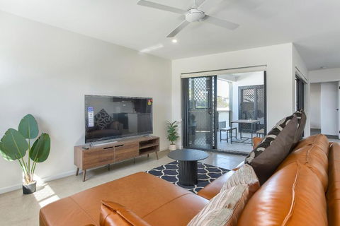 Newly Spacious Top Floor Good View Apartment - Sunshine Coast Guide 1