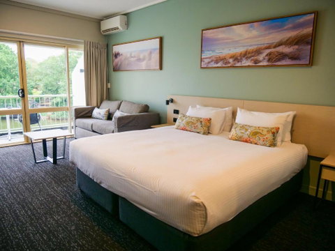 Nightcap At Hinterland Hotel Nerang - Sunshine Coast Guide 0