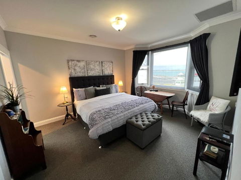 Number 10 -King Bed With Breakfast - Sunshine Coast Guide 0