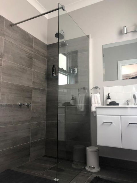 Number 10 -King Bed With Breakfast - Sunshine Coast Guide 1