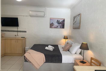 Ocean Shores Motel with Sunshine Coast Guide