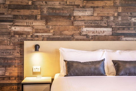 Nightcap At Westside Hotel - Sunshine Coast Guide 1