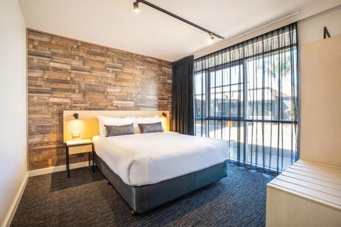 Nightcap At Westside Hotel - Sunshine Coast Guide 0