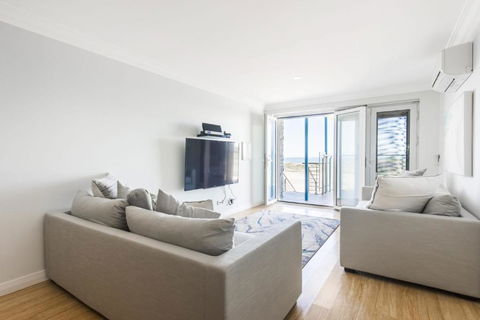 Oceans Waves - Luxury Apartment With Ocean Views - Sunshine Coast Guide 3