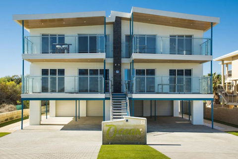 Oceans Waves - Luxury Apartment With Ocean Views - Sunshine Coast Guide 1