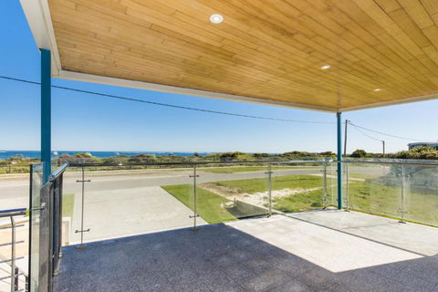 Oceans Waves - Luxury Apartment With Ocean Views - Sunshine Coast Guide 2