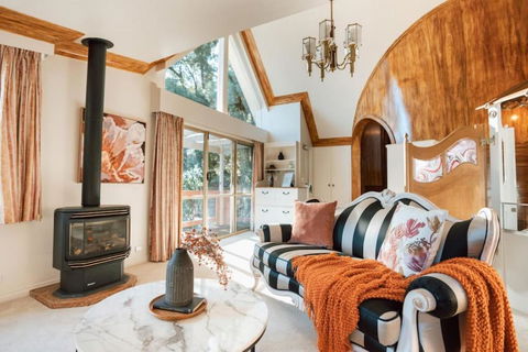 Olinda Enchanted Tower Spa Gas Log Fire And Netflix - Sunshine Coast Guide 0
