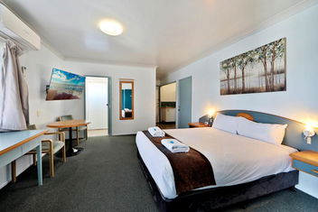Oscar Motel with Sunshine Coast Guide