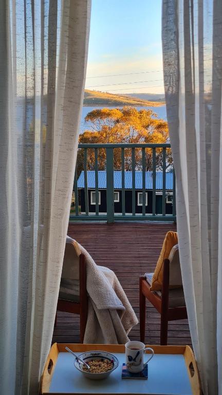 Panoramic Lake View - Sunshine Coast Guide 3