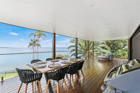 Panoramic Lakefront 6 BDRM Villa - Sunshine Coast Guide 2