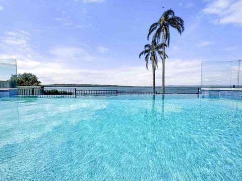 Panoramic Lakefront 6 BDRM Villa - Sunshine Coast Guide 3
