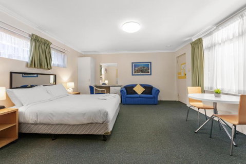Paramount Motel - Sunshine Coast Guide 3