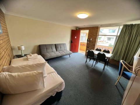 Paramount Motel - Sunshine Coast Guide 1