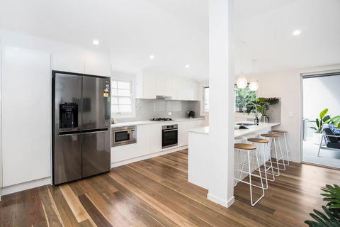 Park Avenue Terrace House Sleeps 9 - Sunshine Coast Guide 1