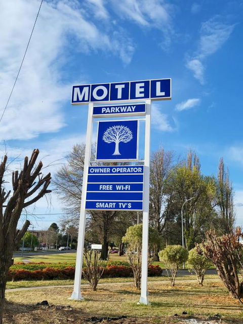 Parkway Motel - Sunshine Coast Guide 3