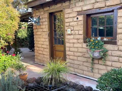 Patricias Garden Studio - Sunshine Coast Guide 1