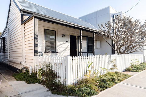 Pattys Cottage - Pet Friendly Home In Merewether - Sunshine Coast Guide 1