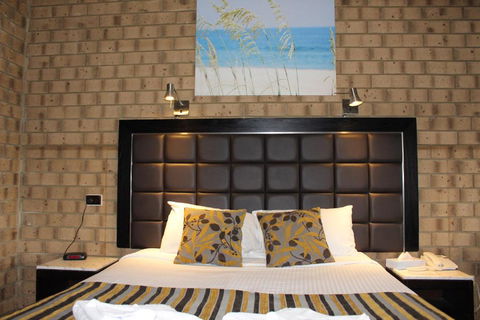 Pavlos Motel - Sunshine Coast Guide 0