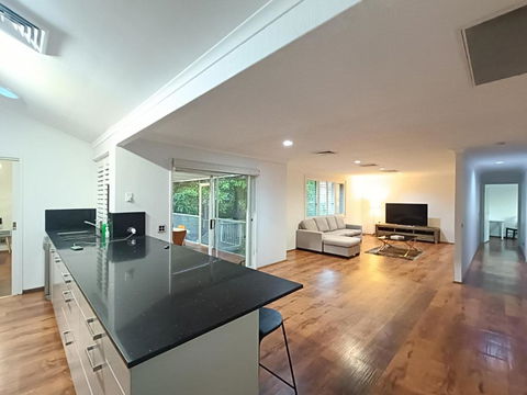 Peaceful Room In Modern Baulkham Hills Home - BH3 - Sunshine Coast Guide 1