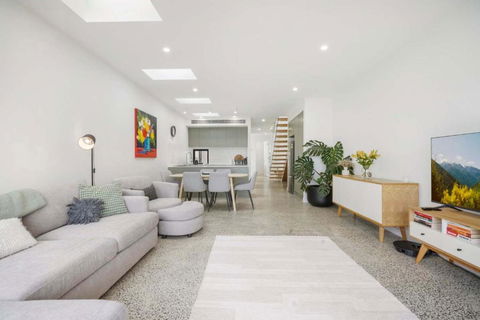 Peaceful Retreat With Backyard In Brunswick East - Sunshine Coast Guide 0