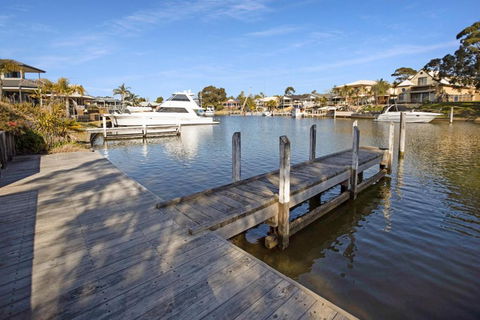 Pelican Brief - Sunshine Coast Guide 2