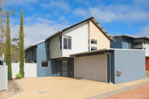 PEPPY TREE HOUSE - Sunshine Coast Guide 0