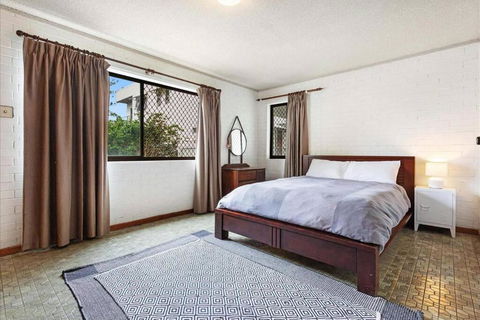 PET FRIENDLY & Super Central Retro Beach Pad! - Sunshine Coast Guide 0