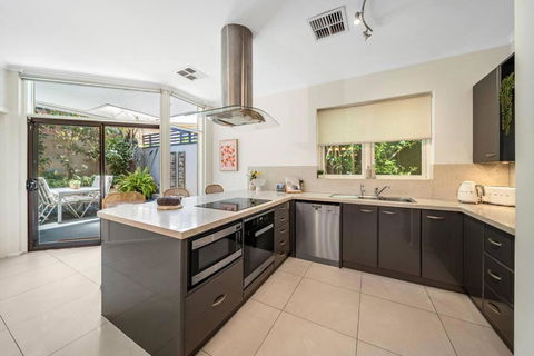 Petal And Bloom - 3BR Family CBD - Sunshine Coast Guide 1