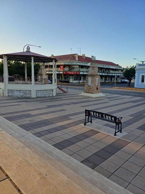 PETERBOROUGH HOTEL - Sunshine Coast Guide 1