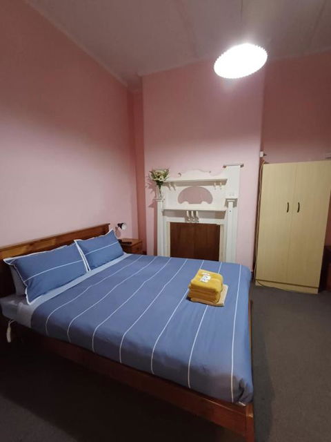 PETERBOROUGH HOTEL - Sunshine Coast Guide 2