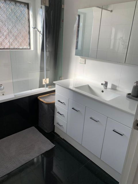 Pets Welcome Central And Convenient - Sunshine Coast Guide 2