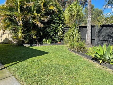 Pets Welcome Central And Convenient - Sunshine Coast Guide 0