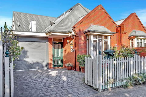 Picket Fence Cottage - Steps From Adelaide Oval - Sunshine Coast Guide 0