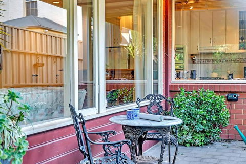 Picket Fence Cottage - Steps From Adelaide Oval - Sunshine Coast Guide 1