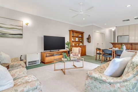 Picket Fence Cottage - Steps From Adelaide Oval - Sunshine Coast Guide 3
