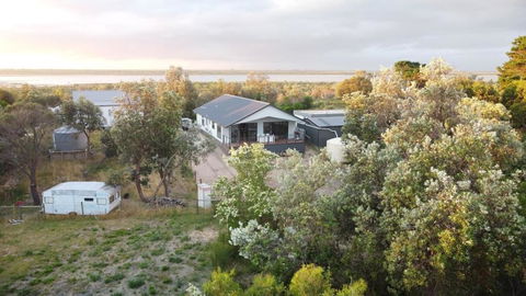 PIECE OF PARADISE, Huge 4 Bedroom Haven - Sunshine Coast Guide 3