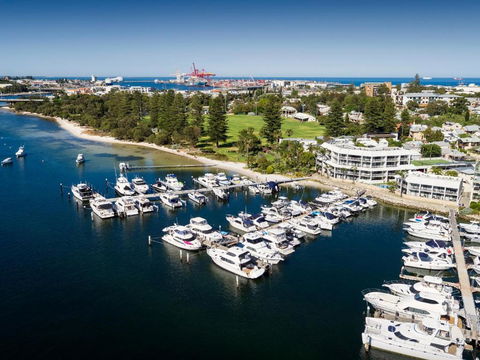 Pier 21 Riverside Apartment Hotel - Sunshine Coast Guide 0