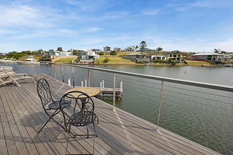 Pier 37 - Sunshine Coast Guide 2