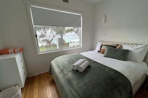 PIPI SHACK - Iconic Waterfront Shack Binalong Bay - Sunshine Coast Guide 3