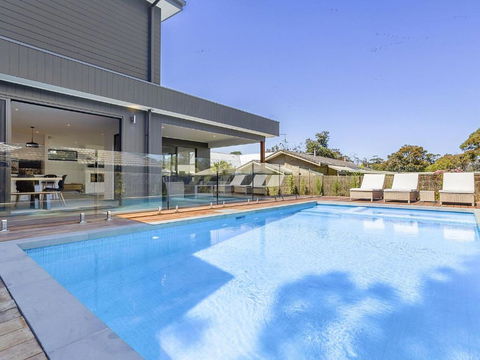 Pool And Spa - 300m Walk To Beach - Sunshine Coast Guide 0