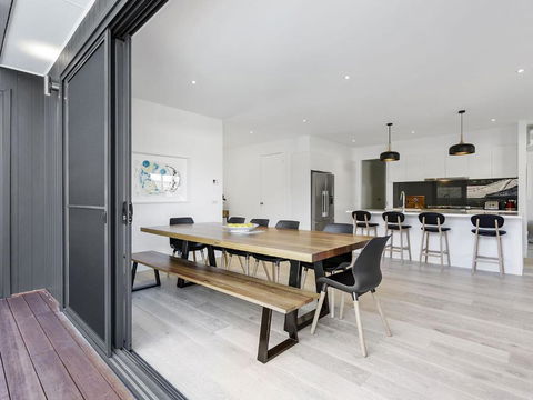 Pool And Spa - 300m Walk To Beach - Sunshine Coast Guide 3