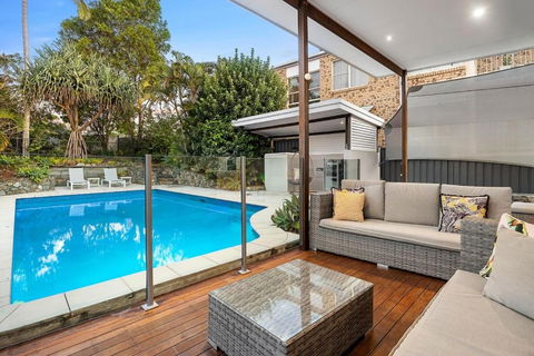 Pool Side Luxury Pet Friendly - Walk To The Beach - Sunshine Coast Guide 1