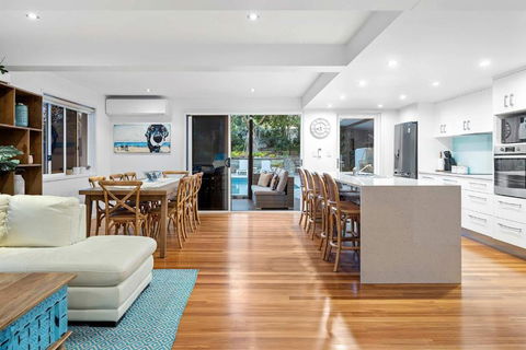 Pool Side Luxury Pet Friendly - Walk To The Beach - Sunshine Coast Guide 2