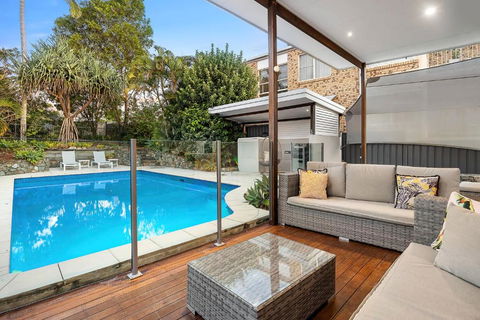 Pool Side Luxury Pet Friendly - Walk To The Beach - Sunshine Coast Guide 0