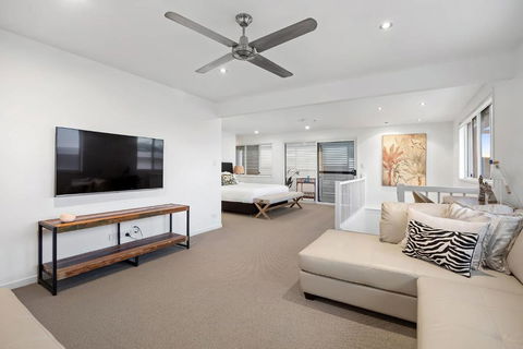 Pool Side Luxury Pet Friendly - Walk To The Beach - Sunshine Coast Guide 3
