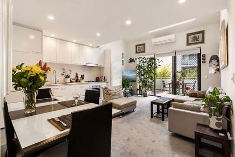 Poolside Apartment Opposite Redfern Park - Sunshine Coast Guide 0