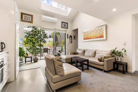Poolside Apartment Opposite Redfern Park - Sunshine Coast Guide 3
